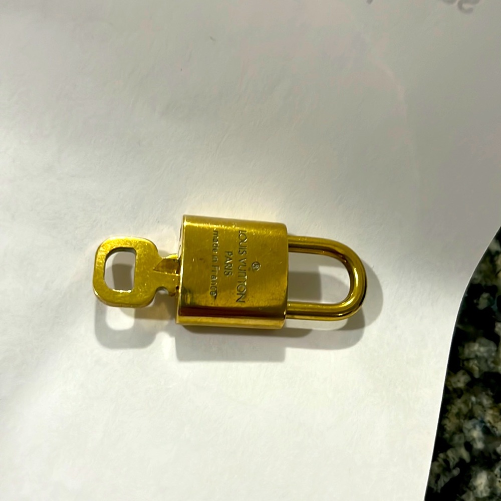 Louis Vuitton Lock n Key - Picture 2 of 3